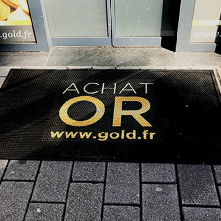 Tapis logo extérieur en relief Tapis logo extérieur en relief