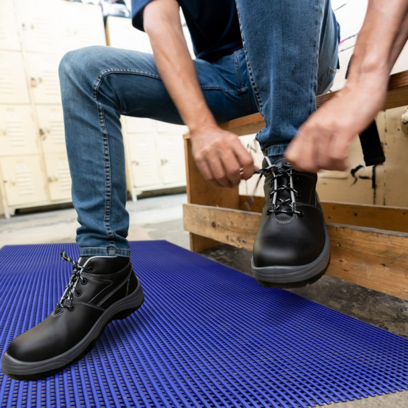 Tapis multi-usage bleu antidérapant installé dans un vestiaire industriel