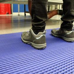 Détail de l'adhérence R10 du tapis industriel strié résistant aux huiles et graisses