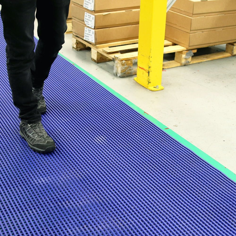 Tapis de circulation industriel bleu pour sécurisation des lignes de production et d'emballage