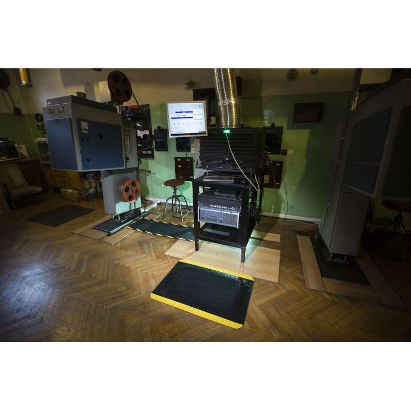 Tapis de sol ergonomique Komfort Safety installé devant une machine de production