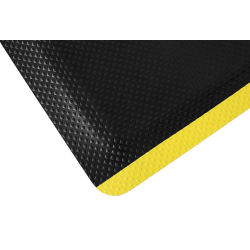 Zoom sur la structure antidérapante et la bordure biseautée du tapis de sécurité