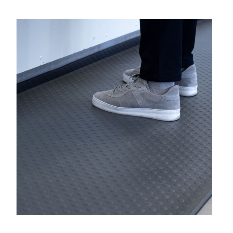 Confort du tapis antifatigue sous les pieds pour station debout prolongée en mousse haute densité