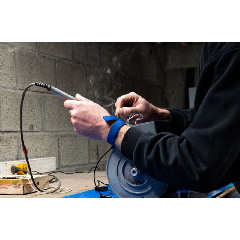 Protection antistatique optimale avec le tapis de table ESD conforme à la norme EN IEC 61340-5-1.