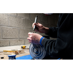 Confort sous les mains et stabilité pour l'assemblage de pièces sensibles sur tapis ESD bleu.