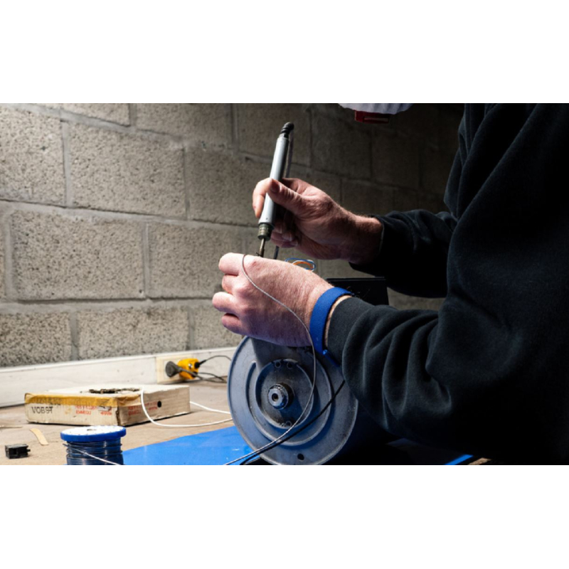 Confort sous les mains et stabilité pour l'assemblage de pièces sensibles sur tapis ESD bleu.