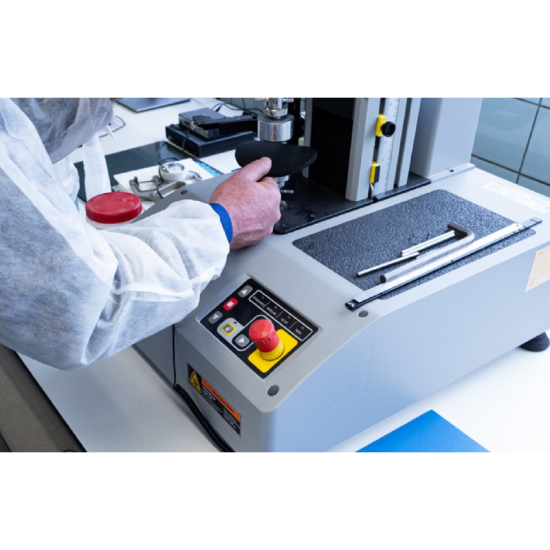 Utilisation du tapis de table ESD sur un poste de test et de contrôle qualité en électronique.