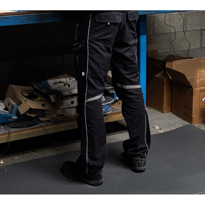 Poste de travail avec tapis antifatigue haute visibilité pour station debout prolongée