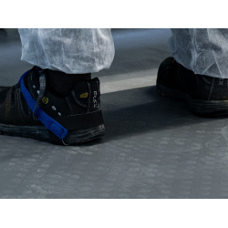 Protection antistatique complète avec tapis antifatigue ESD et accessoires de continuité électrique.