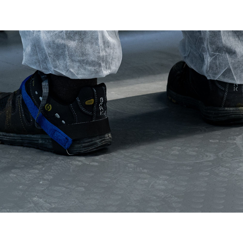 Protection antistatique complète avec tapis antifatigue ESD et accessoires de continuité électrique.