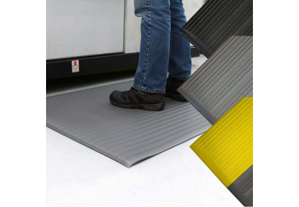 Tapis antifatigue en cuisine, atelier, caisse : quel modèle pour quel métier ?