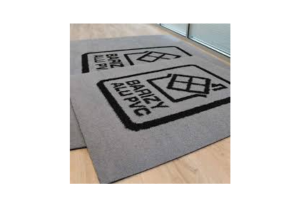 Showrooms industriels : comment le tapis logo renforce votre positionnement premium ?