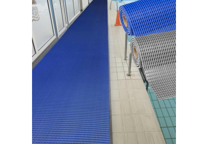 Vestiaires et zones humides : quel tapis antidérapant choisir pour une sécurité optimale ?