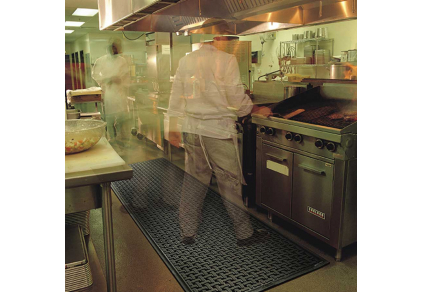 Caillebotis en caoutchouc pour cuisine professionnelle : hygiène et confort garantis
