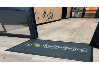Le tapis logo : un outil de marketing discret mais puissant