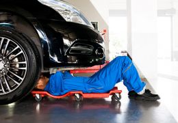 Garagistes automobiles : comment prévenir les risques de chutes au travail ?