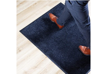 Réception d’entreprise : Choisir le bon tapis antisalissure et allier propreté, sécurité et branding au sol