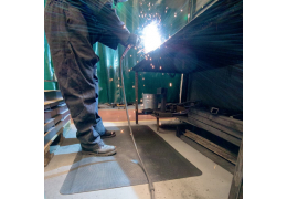 Quel tapis antifatigue pour un poste de soudure ? Résistance à la chaleur et aux étincelles