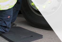 Travail au sol : pourquoi un tapis antifatigue pour genoux est-il indispensable ?