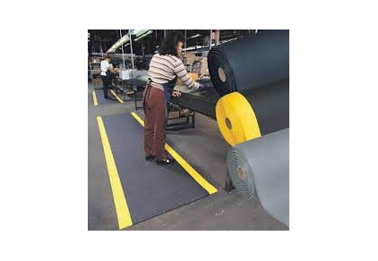 Réduire les accidents du travail grâce aux tapis anti fatigue et antidérapants